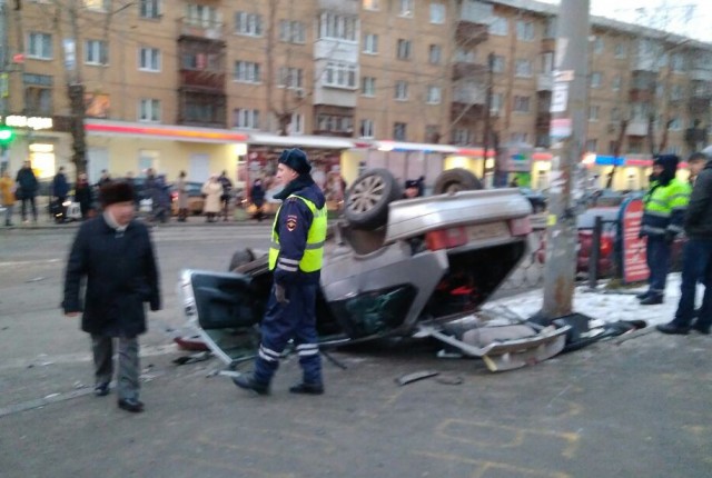 В Екатеринбурге в результате ДТП «Лада» опрокинулась на пешехода