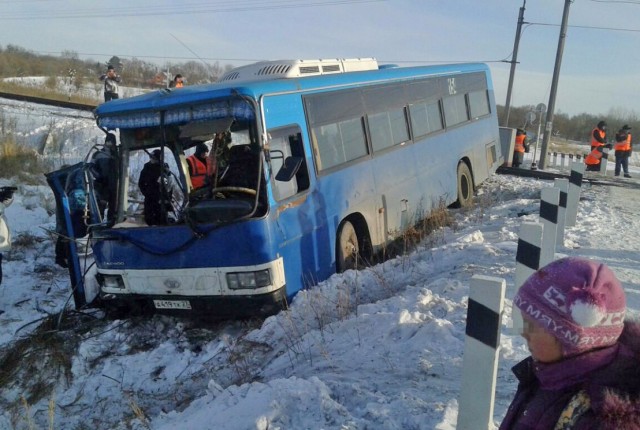 В Еврейской автономной области автобус столкнулся с поездом. Пострадали три человека