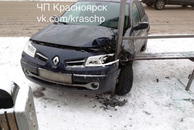 В Красноярске «Рено Меган» сбил двух человек на остановке