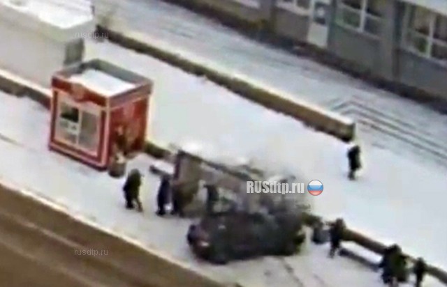 В Красноярске «Рено Меган» сбил двух человек на остановке