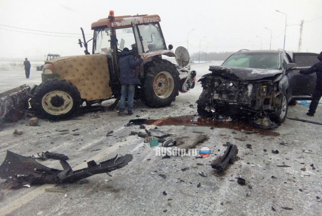 На трассе «Чита &#8212; Хабаровск» «Лексус» столкнулся с трактором