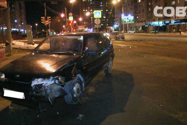 На улице Щорса в Екатеринбурге в результате ДТП загорелся автомобиль