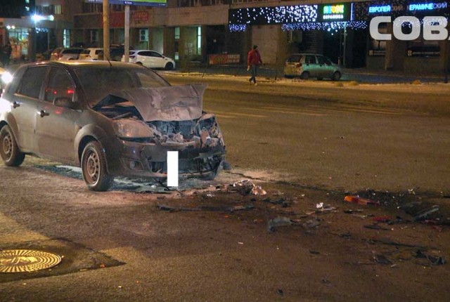 На улице Щорса в Екатеринбурге в результате ДТП загорелся автомобиль