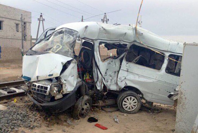 Шесть человек погибли при столкновении микроавтобуса с поездом в Казахстане
