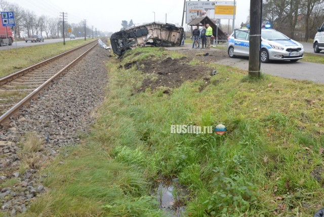 В Польше поезд на огромной скорости разорвал «Фольксваген»