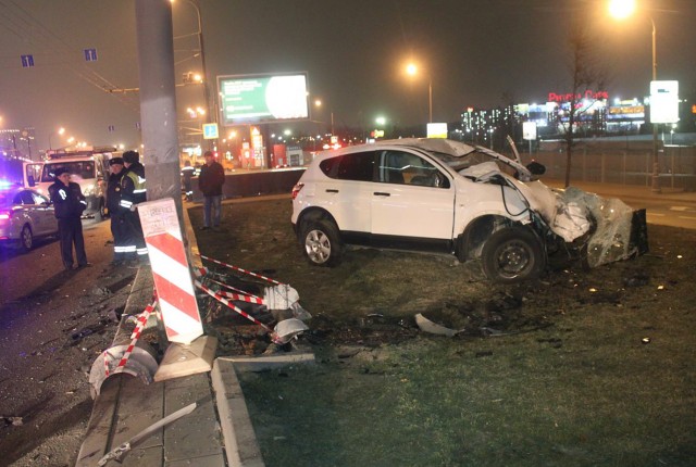 Водитель «Ниссана» погиб, врезавшись в столб на Варшавском шоссе