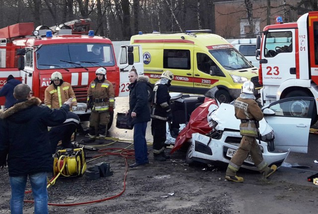 В Петербурге в ДТП с участием пожарной машины погибли два человека