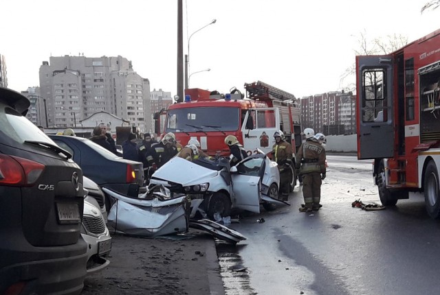 В Петербурге в ДТП с участием пожарной машины погибли два человека