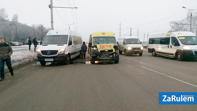 В Чебоксарах в ДТП с участием школьного автобуса и маршрутки пострадали 10 детей