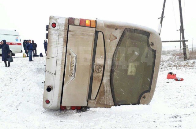 В Красноярском крае в перевернувшемся автобусе пострадали 10 человек