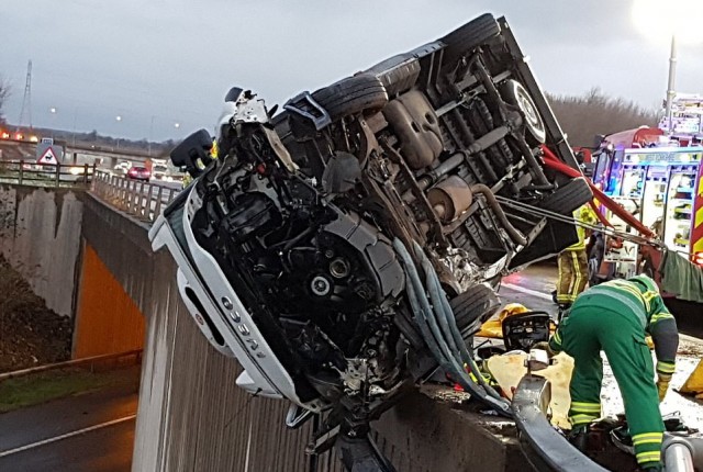 В Британии полицейский руками удерживал машину от падения с моста