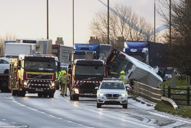 В Британии полицейский руками удерживал машину от падения с моста