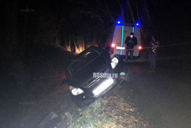 В Сочи спасли водителя и пассажирку, зависших на автомобиле над пропастью