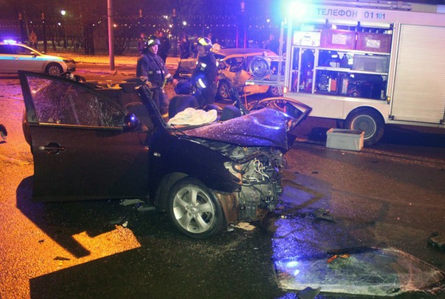 В Москве в лобовом столкновении автомобилей погиб человек