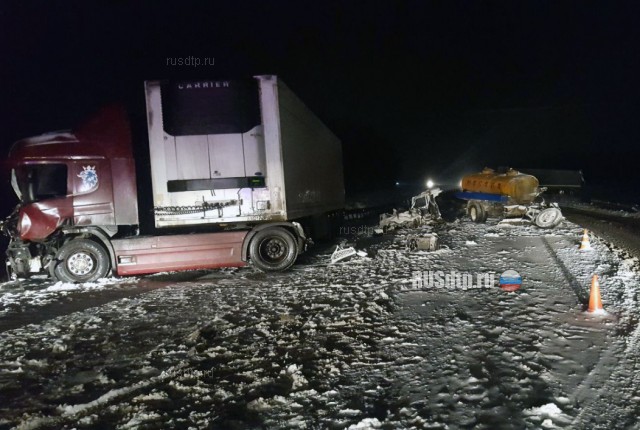 В Чувашии в ДТП с участием трех автомобилей погиб водитель молоковоза