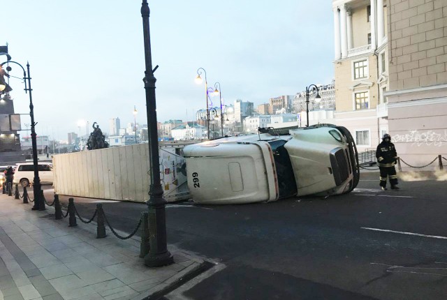 На Океанском проспекте во Владивостоке перевернулась фура