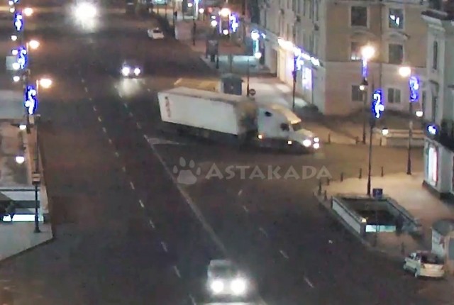 На Океанском проспекте во Владивостоке перевернулась фура