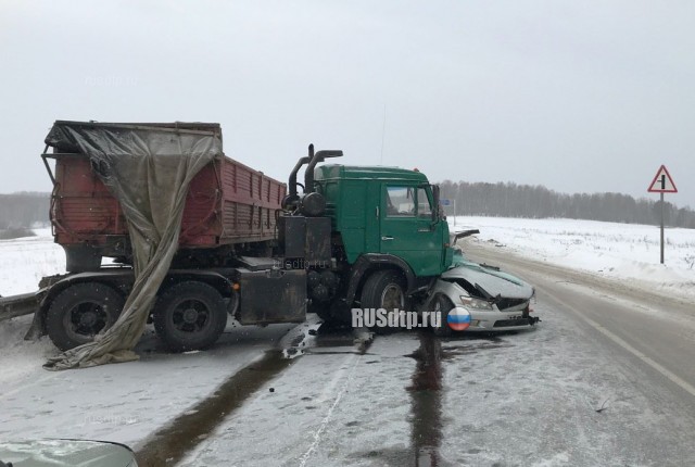 В Красноярском крае автоледи на «Тойоте» погибла, столкнувшись с двумя большегрузами