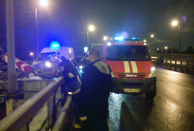 В Петербурге пьяный водитель на «Тойоте» упал с путепровода. Видео
