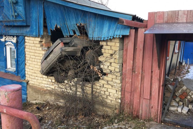 Видеорегистратор запечатлел, как автомобиль влетел в дом в Саранске
