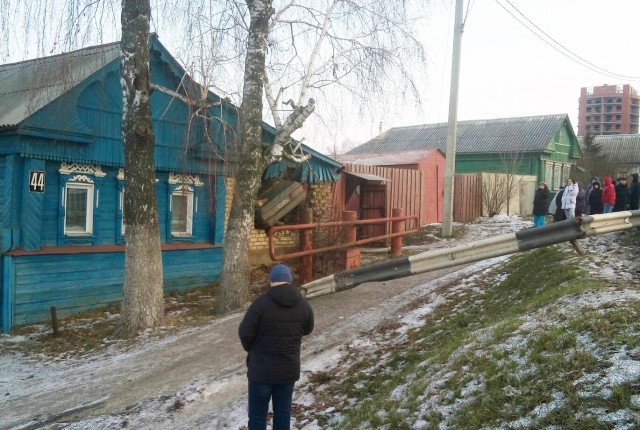 Видеорегистратор запечатлел, как автомобиль влетел в дом в Саранске