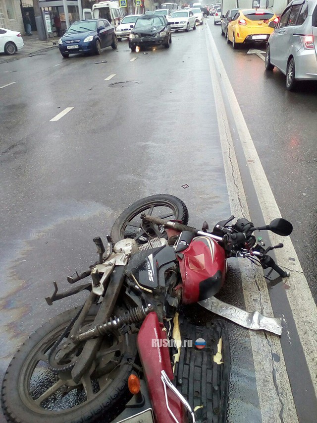 В Краснодаре спешивший в роддом водитель покалечил мотоциклиста