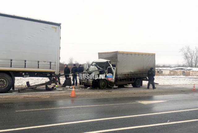 Водитель «Валдая» погиб, врезавшись в попутную фуру на трассе М-5