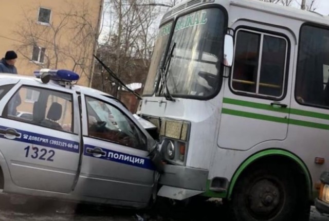 В Иркутске трое пострадали в ДТП с участием автобуса и автомобиля Росгвардии