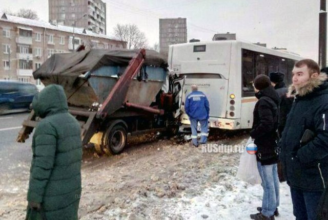На Ярославском шоссе мусоровоз столкнулся с автобусом