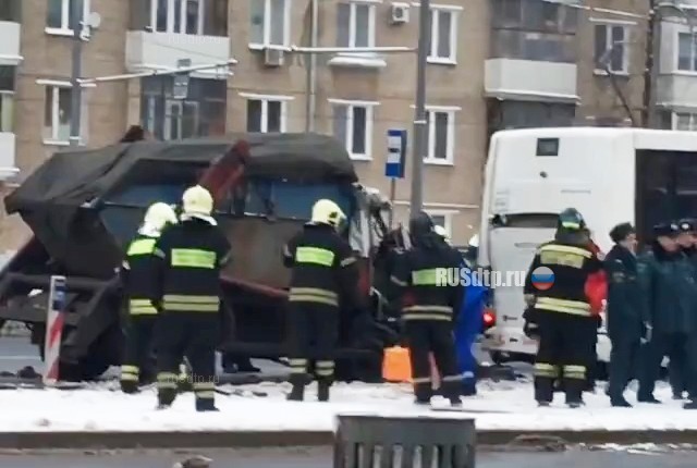 На Ярославском шоссе мусоровоз столкнулся с автобусом