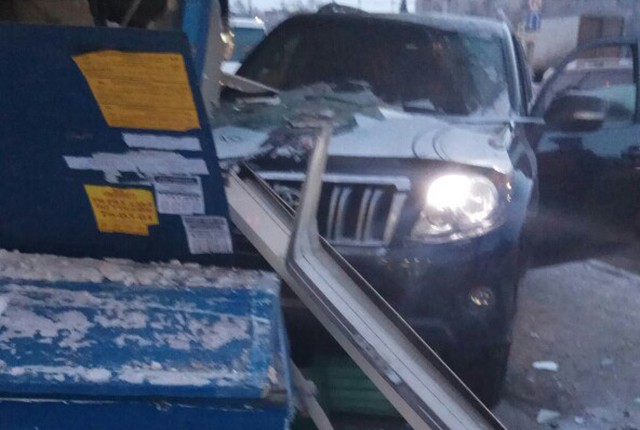 В Мурманске из-за сердечного приступа водитель внедорожника врезался в остановку