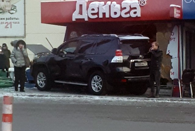 В Мурманске из-за сердечного приступа водитель внедорожника врезался в остановку