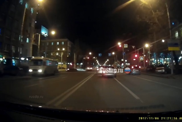 Девушка на BMW совершила крупное ДТП на Ворошиловском проспекте