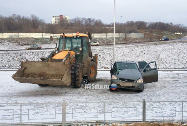 В Волгограде водитель врезался в трактор и сбежал, бросив пассажира