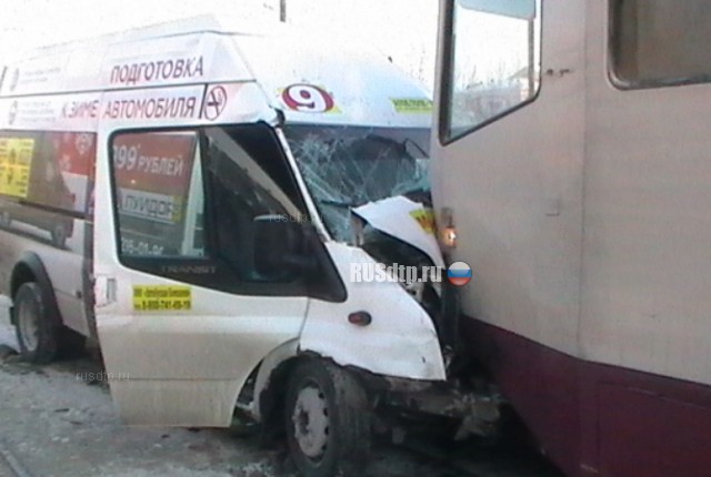 В Челябинске в ДТП с участием маршрутки и трамвая пострадали 7 человек