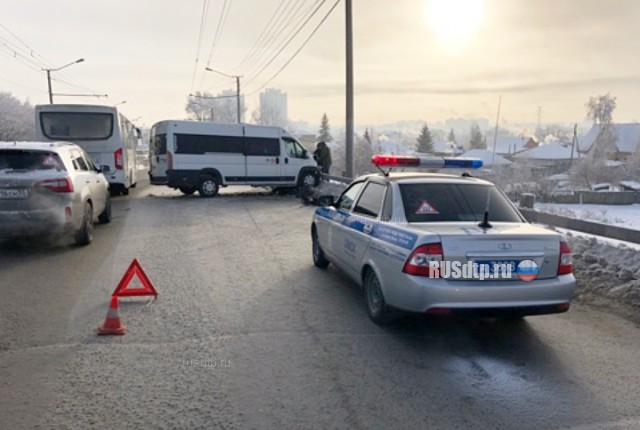 В Омске в утреннем ДТП с участием маршрутки пострадали 5 человек