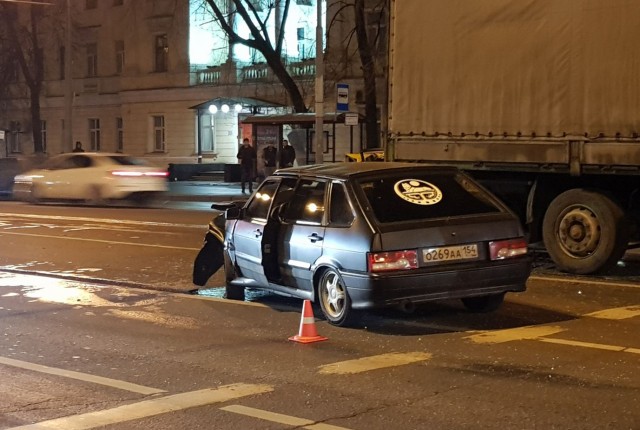 Два человека пострадали в ДТП на Люблинской улице в Москве