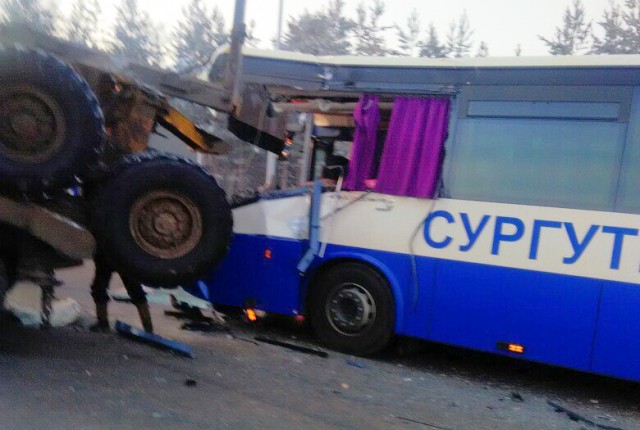 Под Сургутом автобус столкнулся с КАМАЗом. Пострадали 6 человек