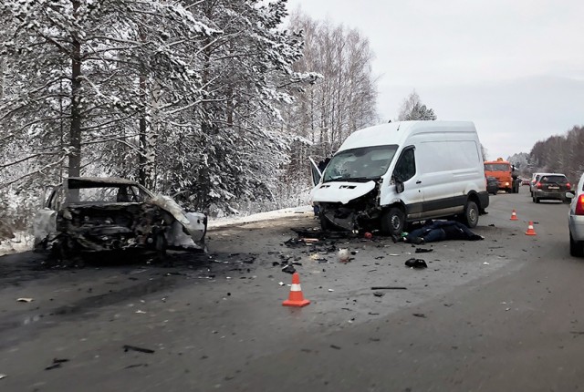 Водитель «Фольксвагена» погиб в огненном ДТП под Нижним Тагилом
