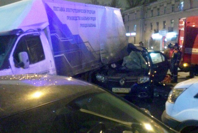 Пассажир «Рено» погиб в массовом ДТП на проспекте Энгельса в Петербурге