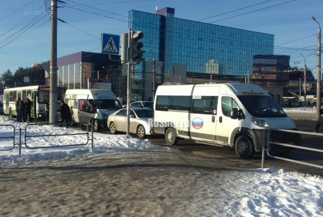 Водитель автобуса спровоцировал массовое ДТП в Челябинске