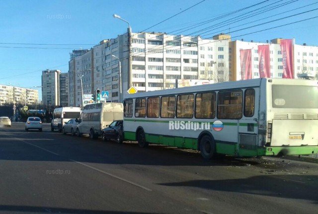 Водитель автобуса спровоцировал массовое ДТП в Челябинске