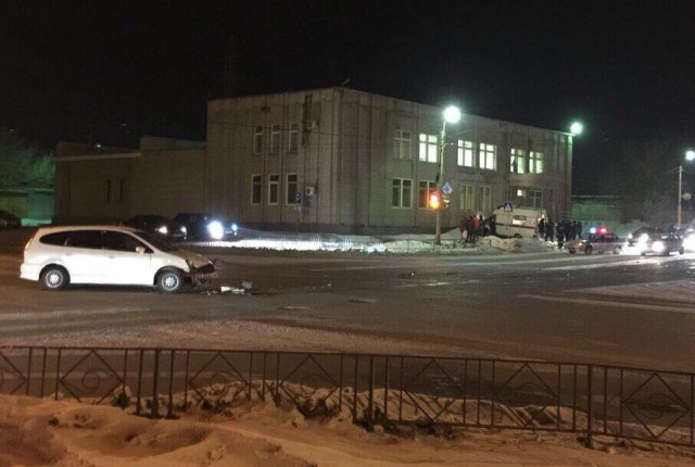 Скорая врезалась в здание городского суда в Саяногорске. Видео