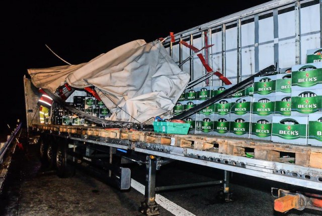 В Германии из грузовика выпало 12 000 бутылок пива