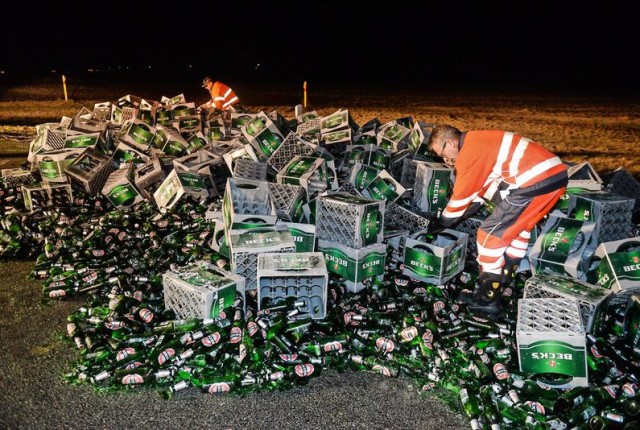 В Германии из грузовика выпало 12 000 бутылок пива
