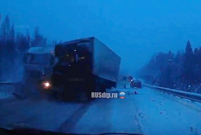 Авария с участием большегрузов и легковушки в Мурашинском районе попала на видео