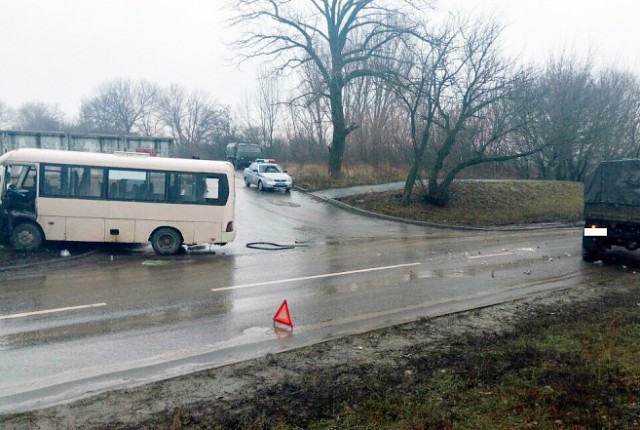 Четверо пострадали в ДТП с участием маршрутки и военного КАМАЗа в Ростове