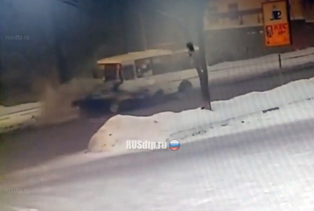В Новокузнецке ДТП с участием маршрутки попало в объектив камеры наблюдения