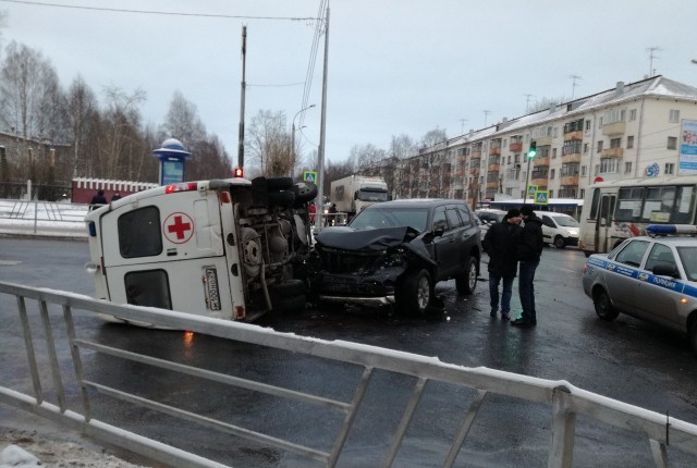 В Архангельске опрокинулась машина скорой помощи