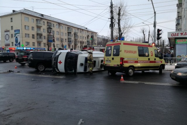 В Архангельске опрокинулась машина скорой помощи